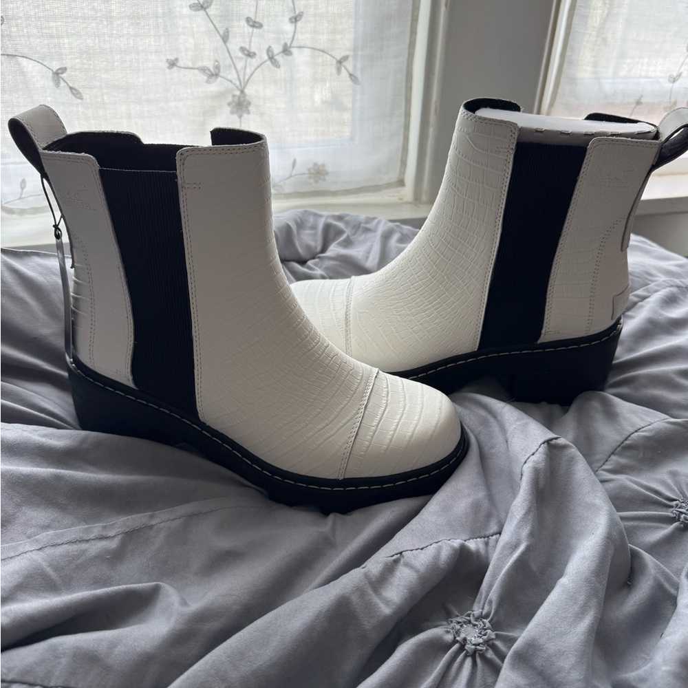 NWT Sorel Joan Now Waterproof Chelsea Boot Women’s Size 10